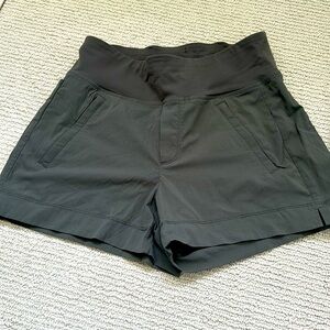 Athleta Women’s Trekkie North Shorts Mountain Olive Size 2